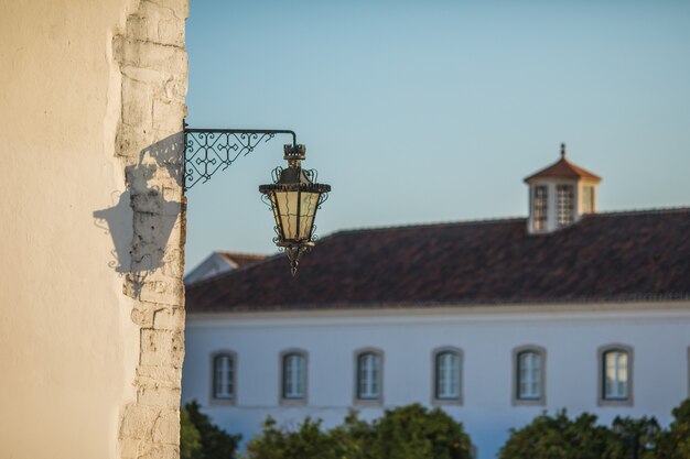Widok na architekturę na ulicy starego miasta w Faro, Algarve, Portugalia.