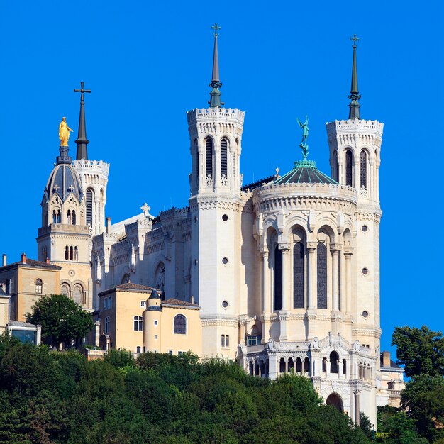 Widok na bazylikę Notre Dame de Fourviere, Lyon, Francja