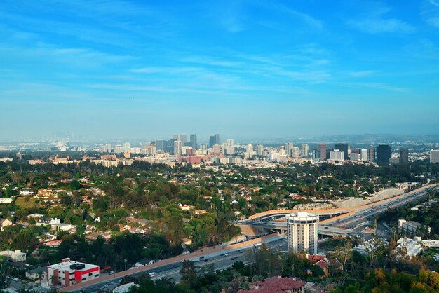 Widok na centrum miasta Los Angeles z autostrad i architektur miejskich.