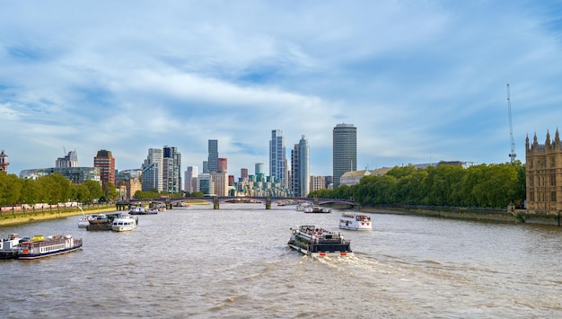 Bezpłatne zdjęcie widok na dzielnicę canary wharf w londynie, wielka brytania widok z mostu westminster