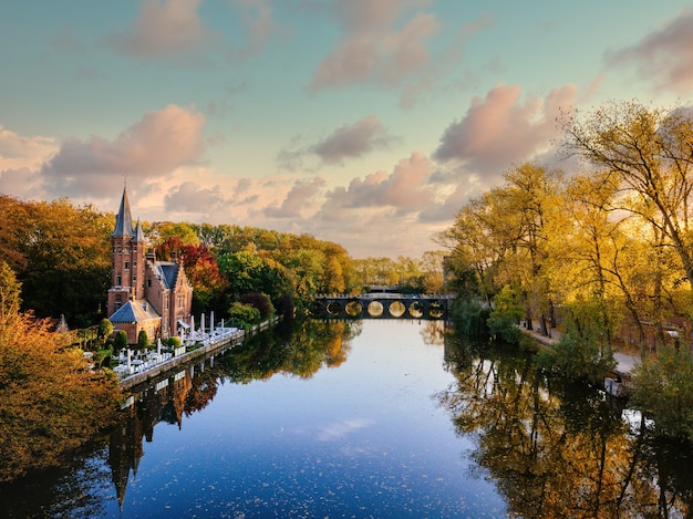 Widok na jezioro z Kasteel Minnewater o zachodzie słońca