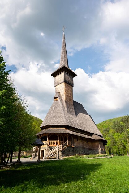 Widok na klasztor Barsana Rumunia