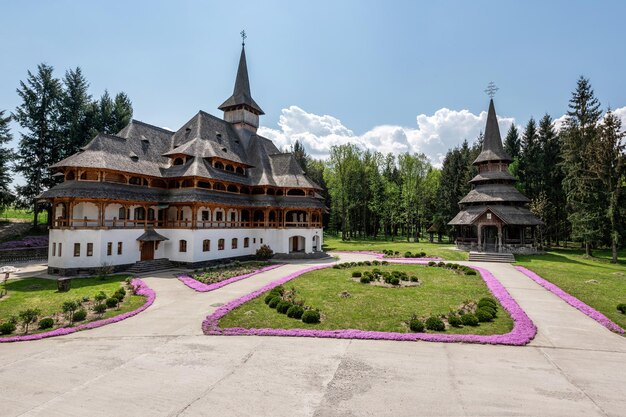 Widok na klasztor PeriSapanta Rumunia