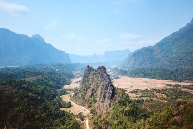 Widok na krasowe góry widziane z punktu widokowego Nam Xay w słońcu w Vang Vieng w Laosie