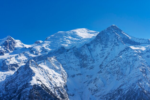 Widok na Mont-Blanc z Chamonix we Francji