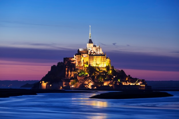 Widok na Mont-Saint-Michel nocą, Francja.