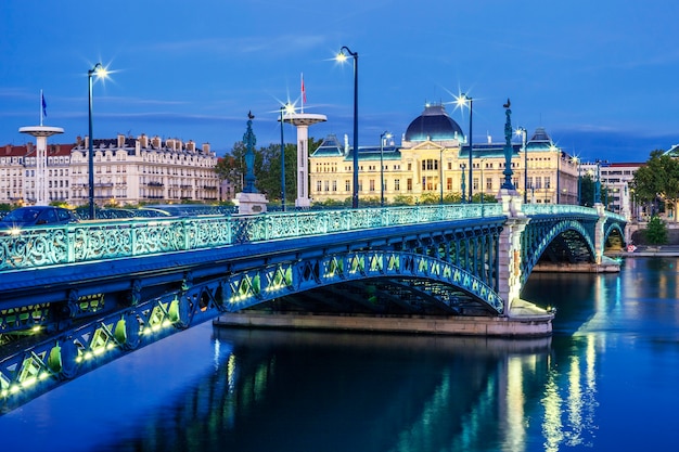 Widok Na Most I Uniwersytet W Lyonie Nocą