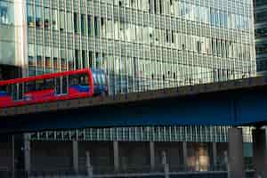 Bezpłatne zdjęcie widok na most miejski z pociągiem w londynie