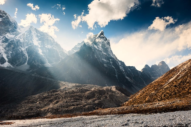 Widok na mount cholatse w himalajach, nepal. trekking po everest base camp, park narodowy sagarmatha