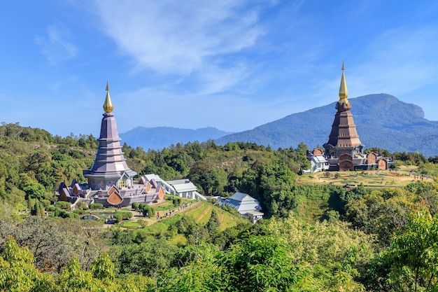 Widok na pagody Noppamethedon i Nopphonphusiri ze ścieżki przyrodniczej Kew Mae Pan Park Narodowy Doi Inthanon Chiang Mai Tajlandia