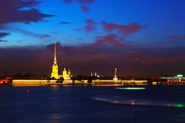 Widok na Petersburg w nocy
