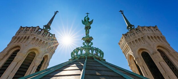 Widok na pomnik św. Michała na szczycie bazyliki Notredamede Fourviere w Lyonie