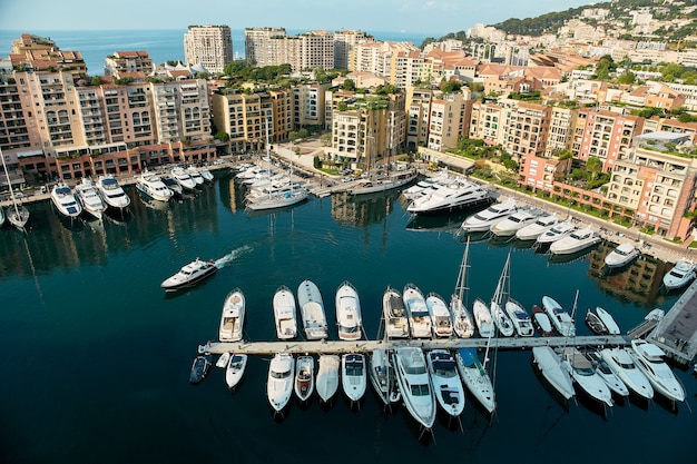 Bezpłatne zdjęcie widok na port de fontvieille i wieżowce w monako