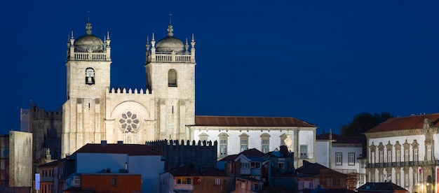 Bezpłatne zdjęcie widok na porto nocą, portugalia, europa