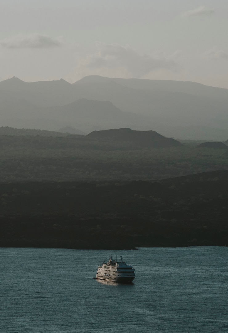 Bezpłatny plik Zdjęcie widok na rejs statkiem po wyspach galapagos