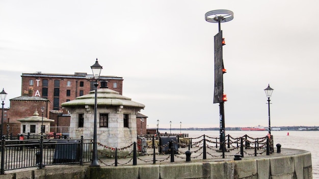 Widok na Royal Albert Dock w Liverpoolu, Wielka Brytania Stare budynki Nabrzeże rzeki Mersey