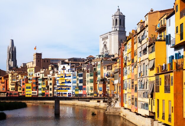 widok na rzekę i domy w Girona