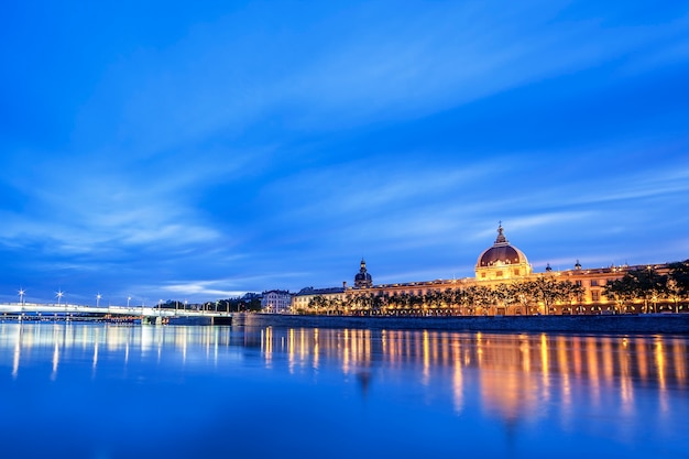 Widok na rzekę Rodan w Lyonie w nocy, Francja