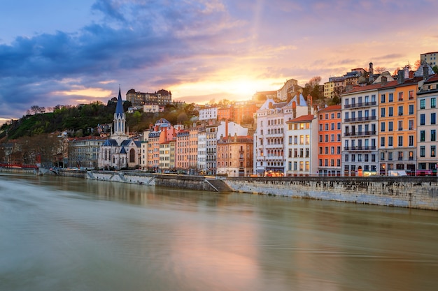 Widok na rzekę Saone w mieście Lyon o zachodzie słońca, Francja