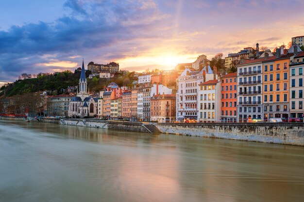 Widok na rzekę Saone w mieście Lyon o zachodzie słońca, Francja