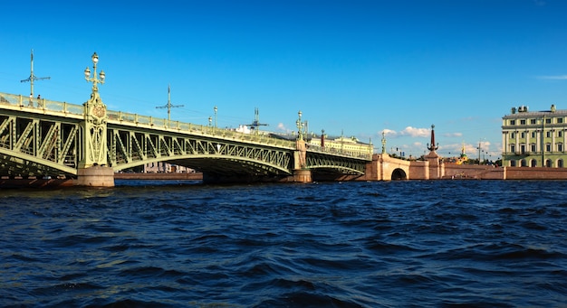 Bezpłatne zdjęcie widok na sankt petersburg. most trójcy