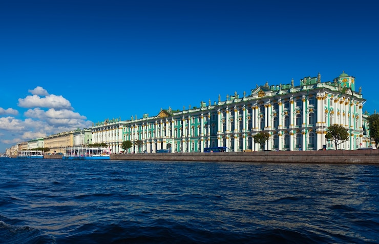 Bezpłatny plik Zdjęcie widok na sankt petersburg. pałac zimowy z neva