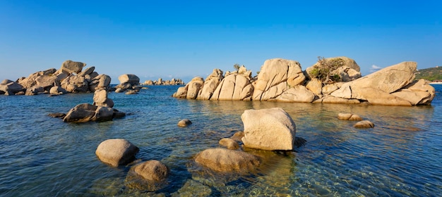 Widok na skały na plaży Palombaggia