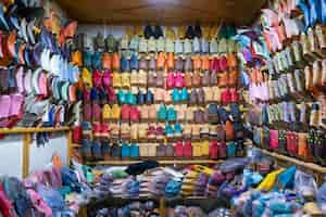 Bezpłatne zdjęcie widok na sklep z pantoflami w marrakeszu