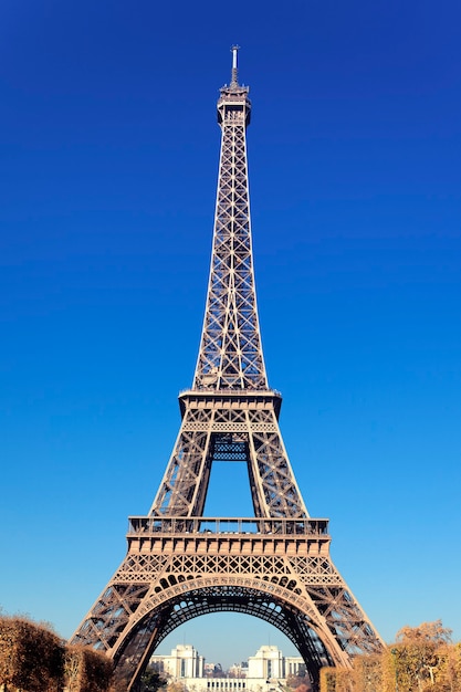 Widok na słynną Wieżę Eiffla w Paryżu