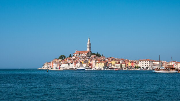 Widok na słynne Rovinj w Chorwacji na bezchmurnym niebie