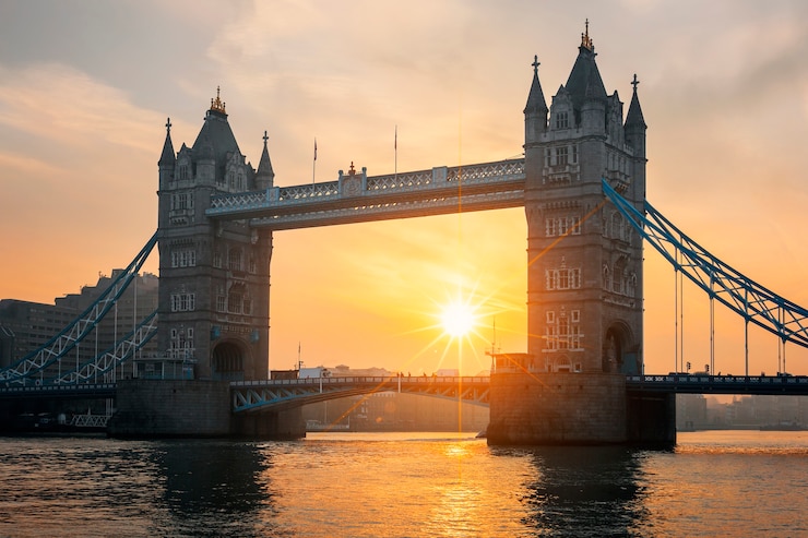 Bezpłatny plik Zdjęcie widok na słynny most tower bridge o wschodzie słońca, londyn.