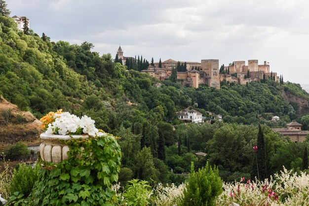 Widok na słynny pałac Alhambra w Granadzie z Sacromonte kwartale