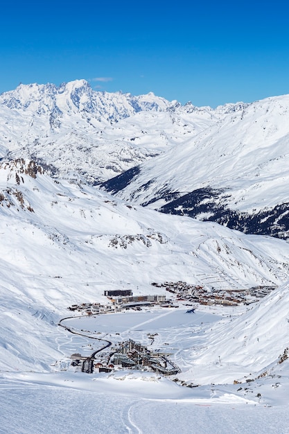 Widok na Tignes zimą we Francji.