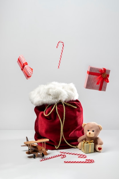 Bezpłatne zdjęcie widok na torbę świętego mikołaja z prezentami i zabawkami