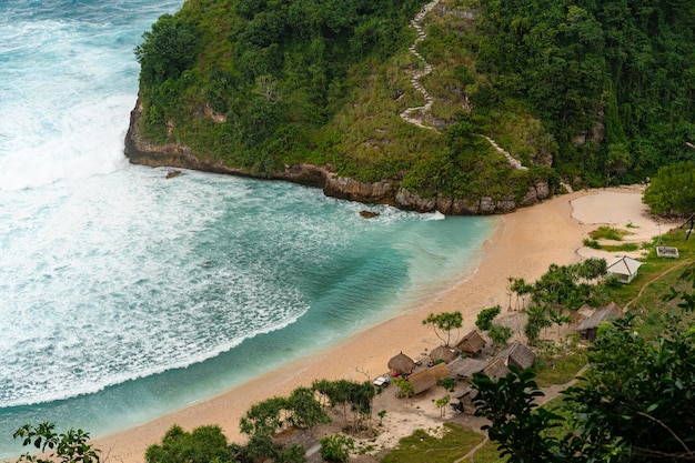 Widok na tropikalną plażę, morskie skały i turkusowy ocean, błękitne niebo. Plaża Atuh, wyspa Nusa Penida, Indonezja. Koncepcja podróży. Indonezja