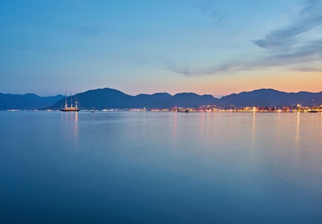 Widok na wybrzeże plaży Marmaris w Turcji