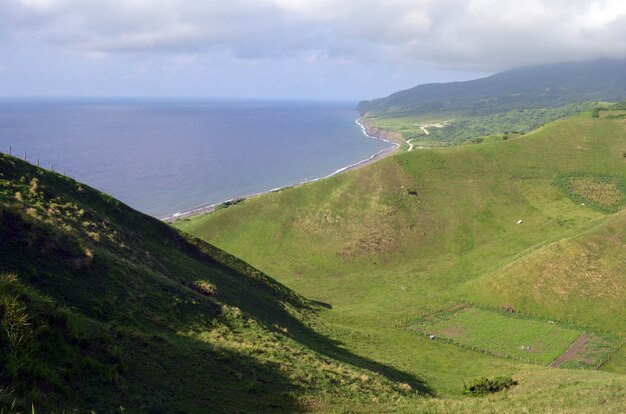 Widok na wyspę pokrytą zielenią wokół morza z wysokiego miejsca