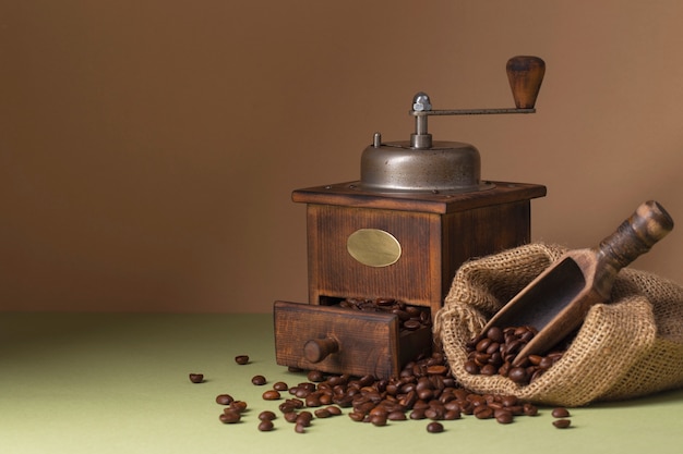 Bezpłatne zdjęcie widok na zabytkowy młynek do kawy
