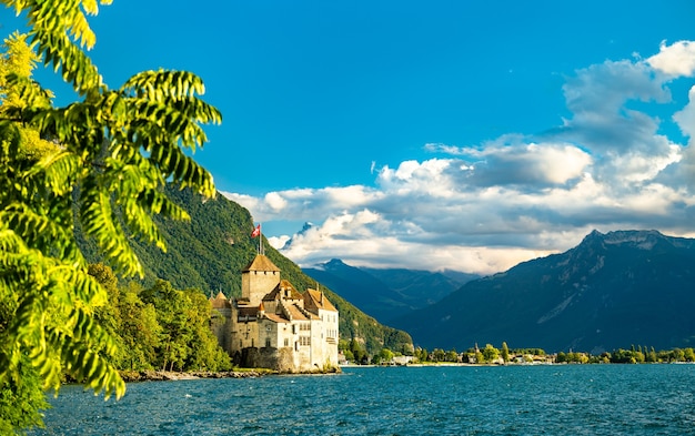 Widok na zamek chillon nad jeziorem genewskim w szwajcarii