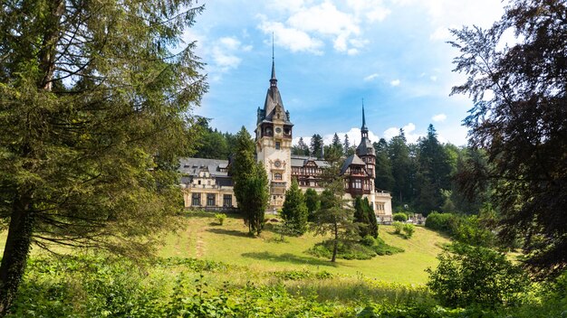 Widok na zamek Peles w Rumunii