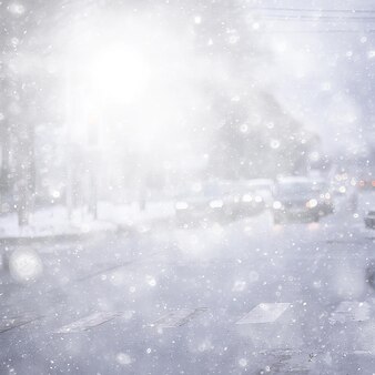 Widok na zimową drogę z auta, ruch uliczny w mieście sezonowym, zła pogoda w mieście północnym