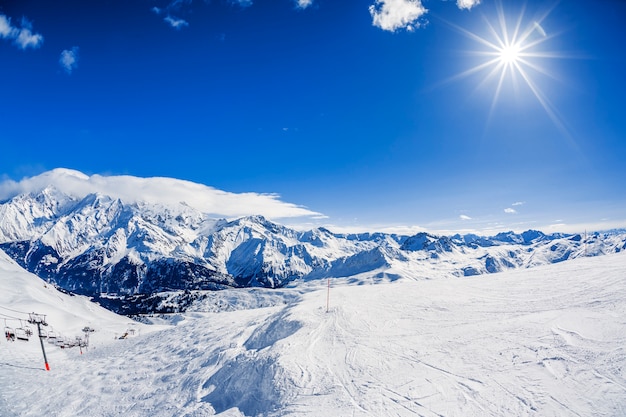 Bezpłatne zdjęcie widok na zimowy krajobraz górski ze słońcem