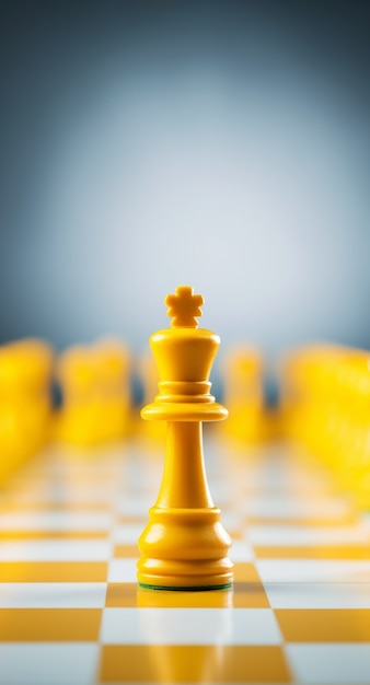 Widok na żółte figury szachowe