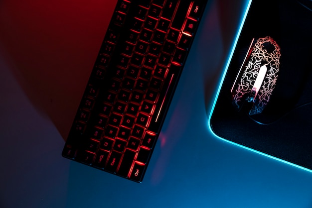Bezpłatne zdjęcie widok neonowego podświetlanego biurka do gier z klawiaturą