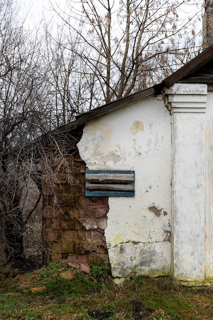 Widok Opuszczonego I Rozkładającego Się Domu W Przyrodzie