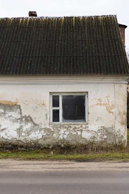 Bezpłatne zdjęcie widok opuszczonego i rozkładającego się domu w przyrodzie