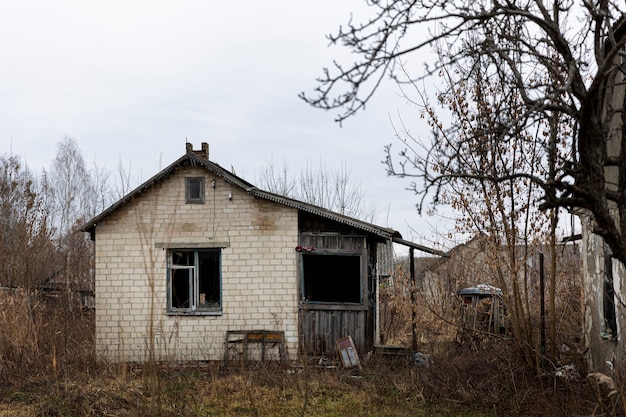 Widok opuszczonego i rozkładającego się domu w przyrodzie