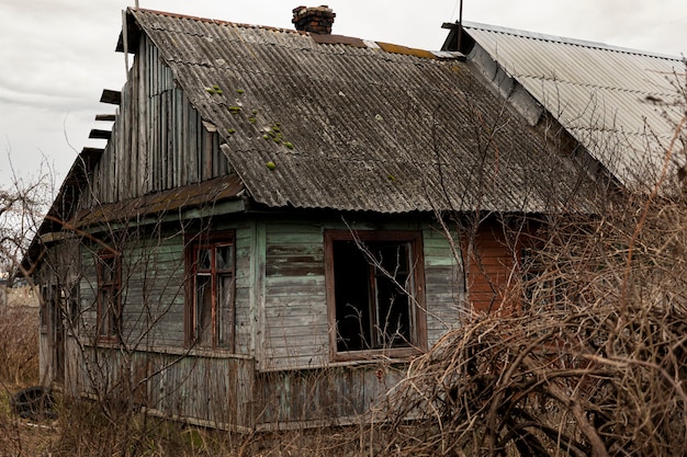 Widok Opuszczonego I Rozkładającego Się Domu W Przyrodzie