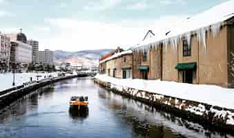 Bezpłatne zdjęcie widok otaru canel w sezonie zimowym z podpisem turystycznej łodzi, hokkaido - japonia.