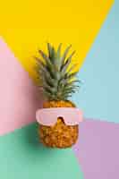 Bezpłatne zdjęcie widok owoców ananasa z fajnymi okularami przeciwsłonecznymi